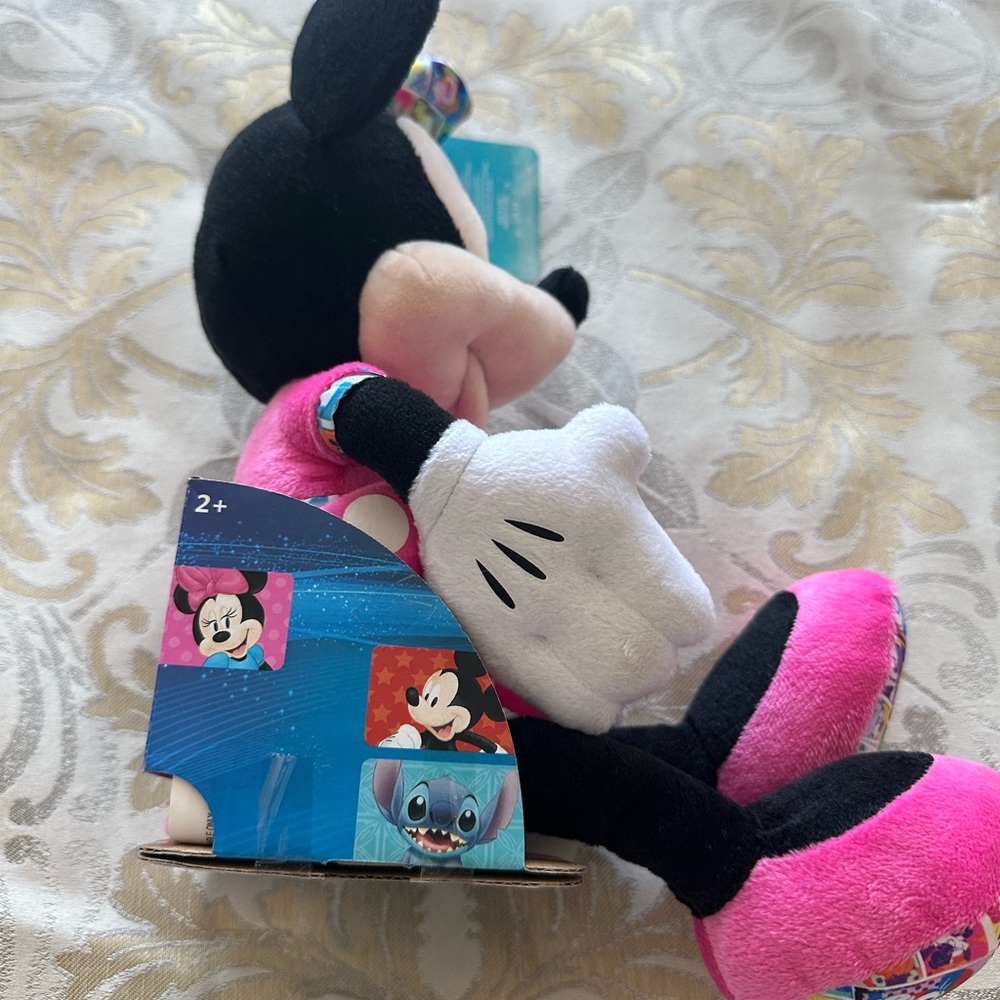 Minnie Mouse - Picture 4 of 5